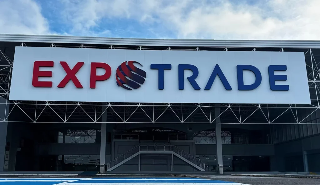 Fachada do barracão do Expotrade com um letreiro frontal.