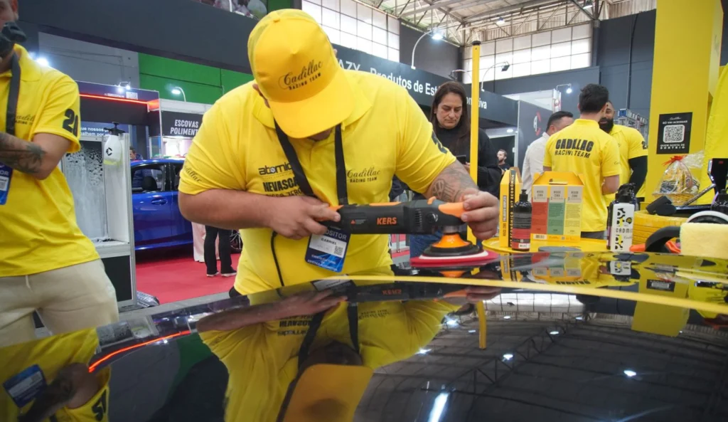 detailer demonstrando um polimento automotivo na prática