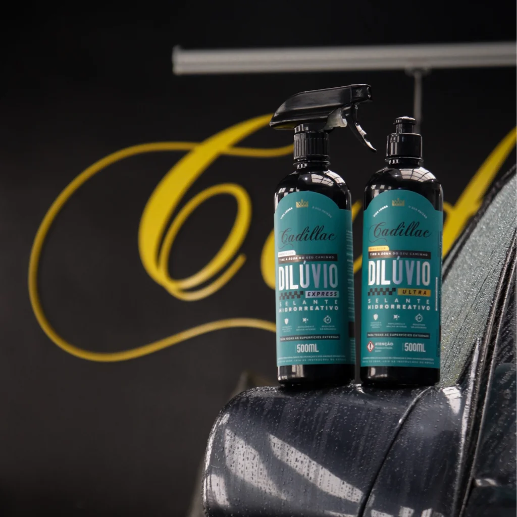 dois frascos do produto dilúvio em cima de um retrovisor de carro com uma parede preta ao fundo e a logo da cadillac