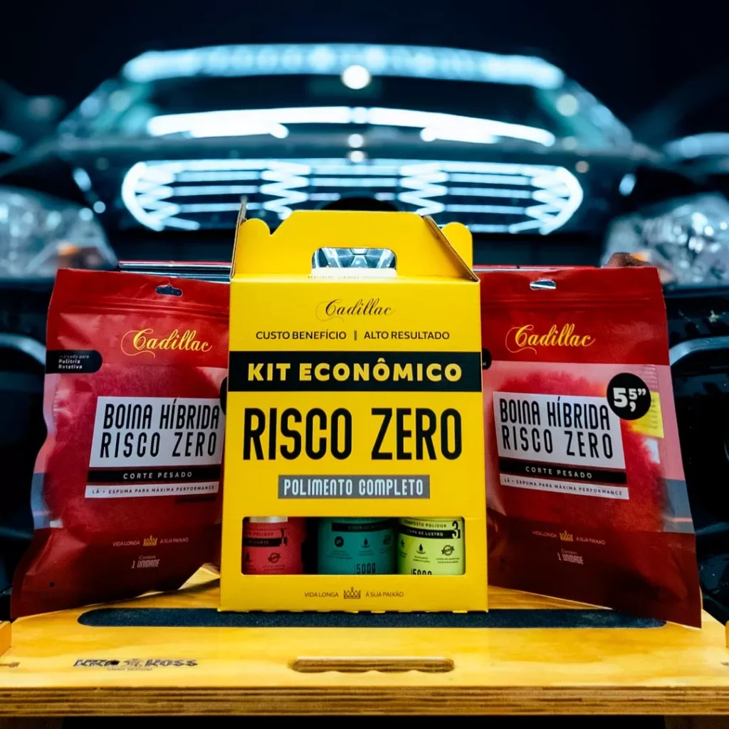 kit de produtos cadillac com carro preto ao fundo