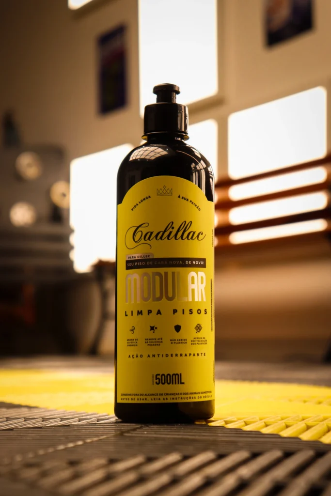 close de uma embalagem preta com rótulo amarelo do produto modular com uma oficina desfocada ao fundo