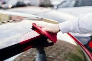 Como remover resíduos de cola de adesivos e insulfilm sem sofrimento com Descole!